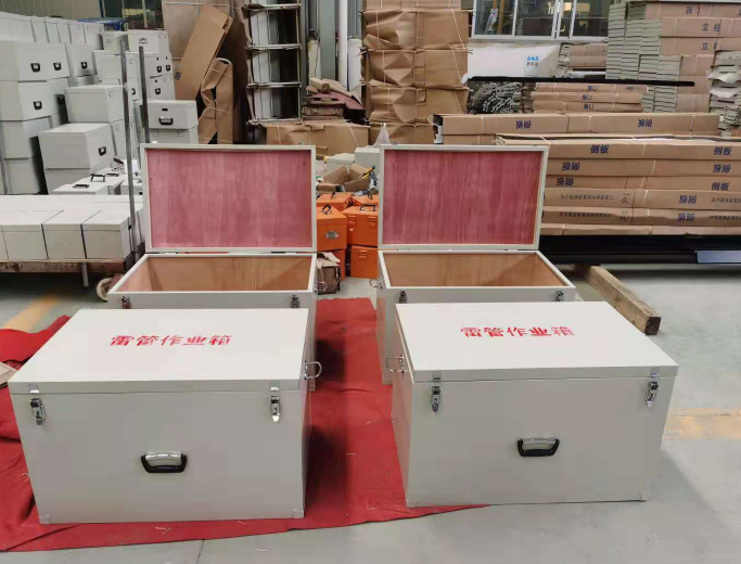 河东放炮线和雷管炸药在矿山作业时如何存放？